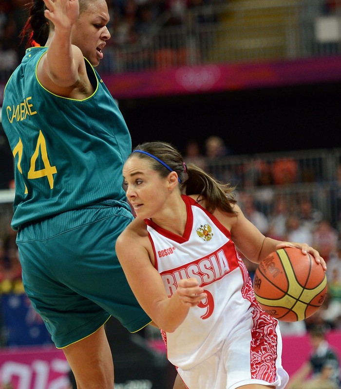 Pha tranh chấp trong trận bóng rổ nữ ở vòng loại giữa Úc và Nga.